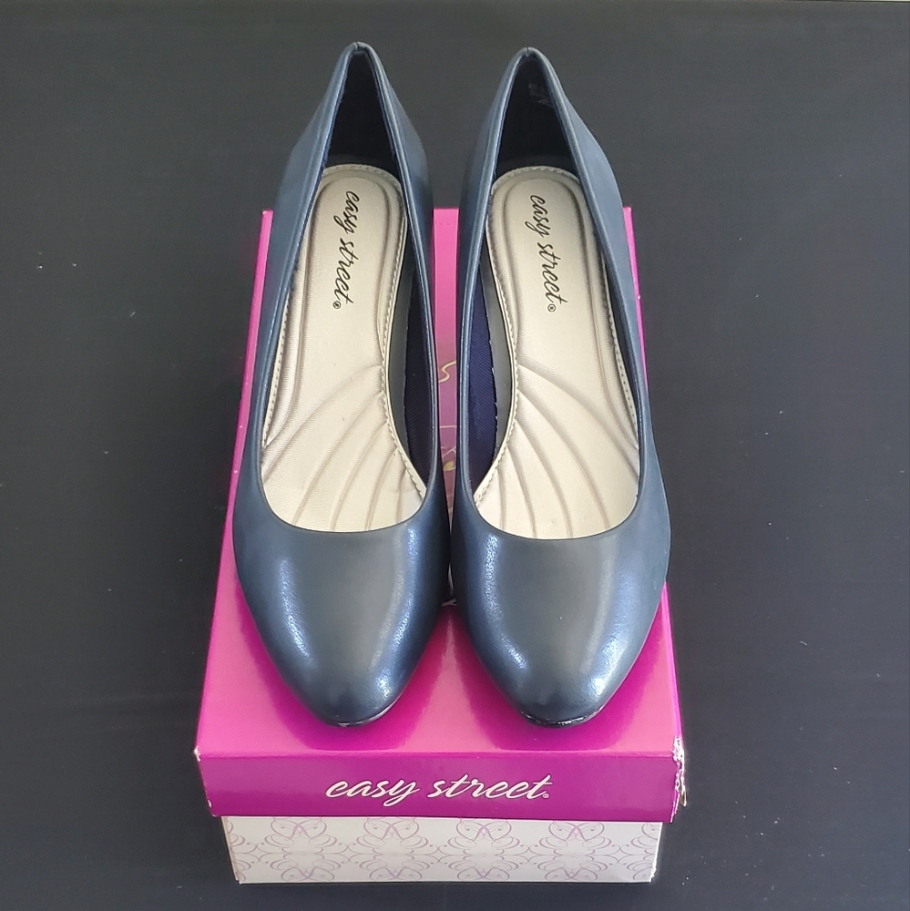Easy Street Women's Navy Blue Casual Shoes. Size 9M
